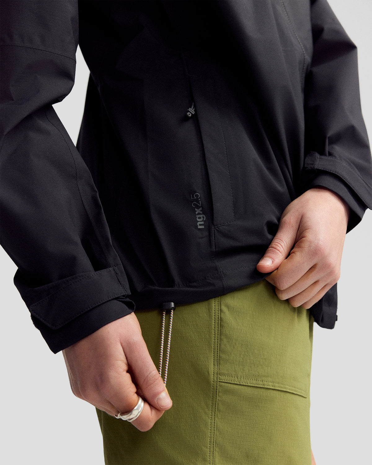 b0476_o4w_coast_to_coast_trailhead_stretch_raincoat_womens_e_1600x2000_2a2e340_1762828380000